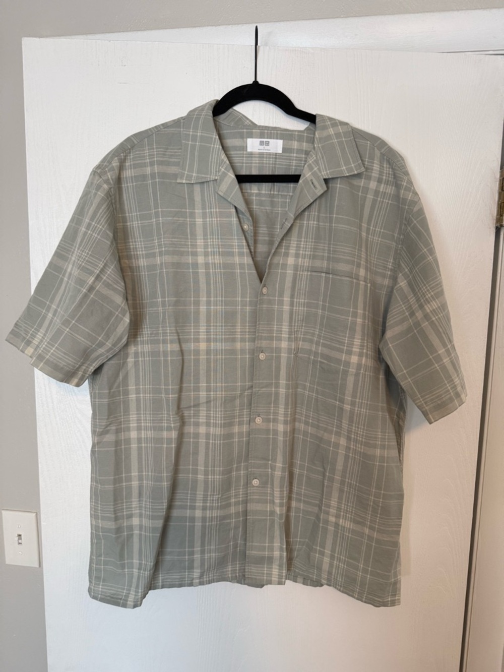 Uniqlo Men’s Button Up Shirt